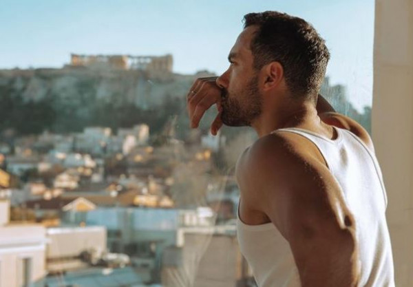 «Αγνοείται» ο Σάκης Τανιμανίδης: Τον… κατάπιε το χιόνι