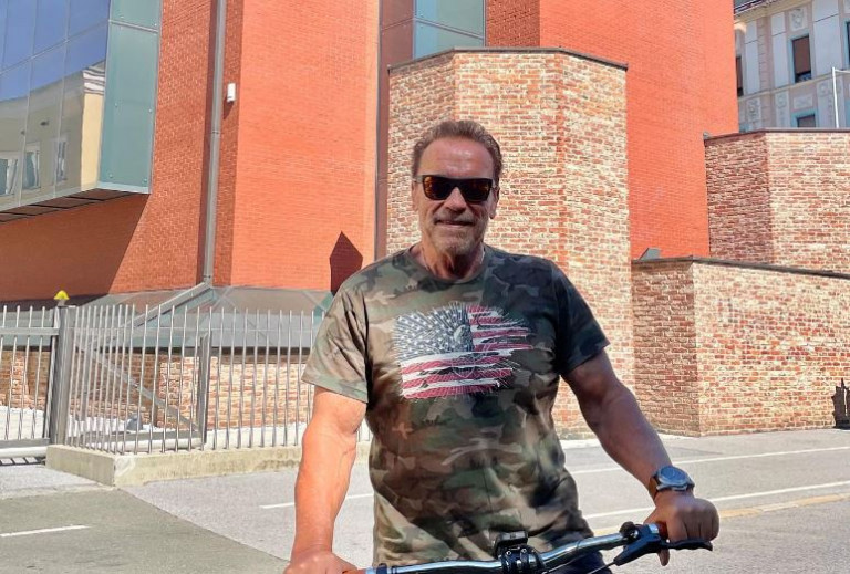 Ο Άρνολντ Σβαρτσενέγκερ ντύνεται Δίας και αναλαμβάνει τον Όλυμπο – Απίστευτη φωτογραφία