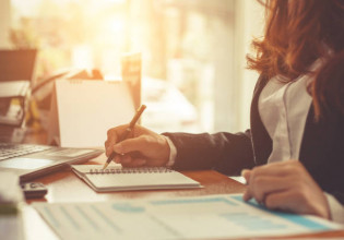 Αντιδράσεις με σεξιστική αγγελία στην Ιταλία – «Να είστε ευπαρουσίαστη, στείλτε φωτογραφία με μαγιό»