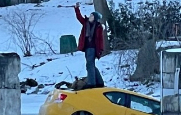 Καναδάς – Έβγαζε selfie ενώ το αυτοκίνητό της βυθιζόταν στα παγωμένα νερά ποταμού