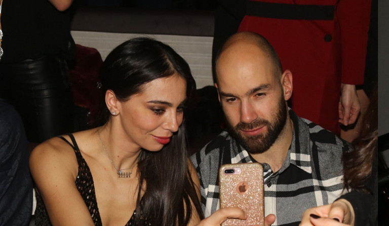 Σπανούλης-Χοψονίδου – Μας εύχονται «Καλή Χρονιά» μαζί με τα έξι παιδιά τους