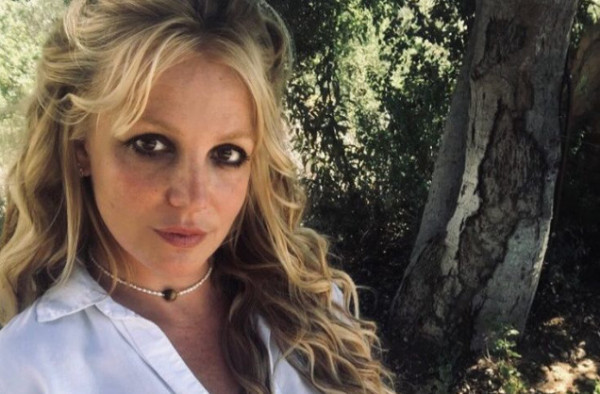 Μπρίτνεϊ Σπίαρς – Φορά τις κάλτσες της και «ρίχνει» το Instagram