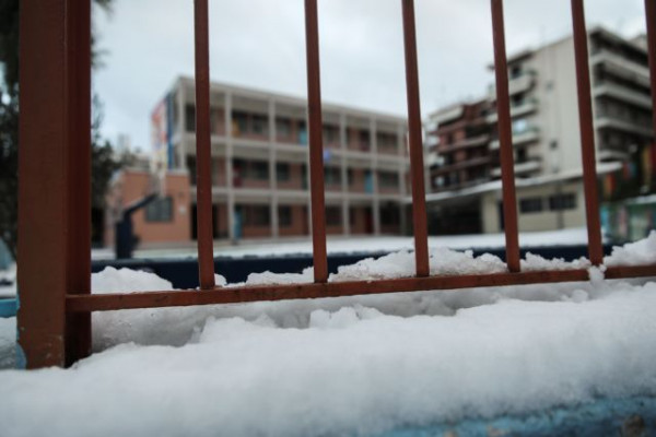 Αγία Παρασκευή: Σχολείο άνοιξε χωρίς να έχει καθαριστεί από χιόνι και κλαδιά