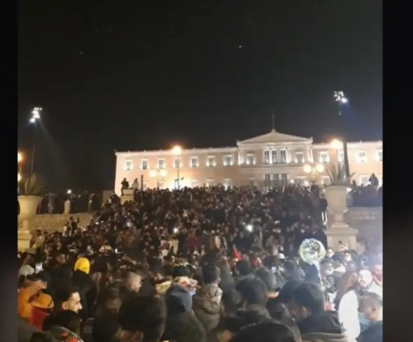 Κοροναϊός – Οι έλεγχοι του τριημέρου από την ΕΛ.ΑΣ. – «Καμπάνες» και σε πεζούς στην πλατεία Συντάγματος κατά την αλλαγή του χρόνου