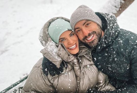 Χριστίνα Μπόμπα: Οικογενειακές… ξάπλες στο χιόνι αγκαλιά με τις δίδυμες