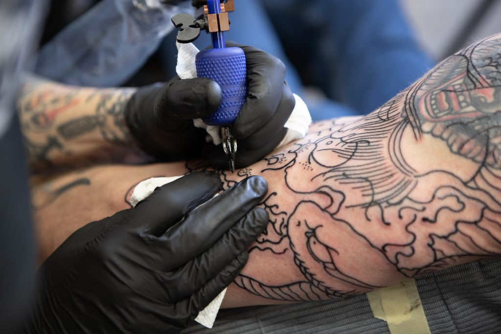 Τατουάζ – Νέοι κανόνες στην ΕΕ για τις ουσίες των χρωστικών