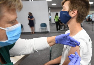 Κοροναϊός – Αναμνηστική δόση για τους εφήβους 12-15 ετών συνιστούν τα CDC