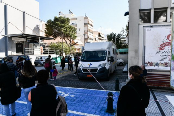 ΚΙΝΑΛ για το πλαφόν στα PCR – Η κυβέρνηση κάνει παζάρια με τους μεγάλους ιατρικούς ομίλους