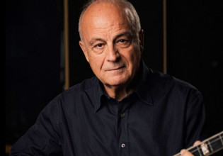 To Σπίτι με το MEGA υποδέχεται τον Θανάση Πολυκανδριώτη σε μια βραδιά γεμάτη μπουζούκι