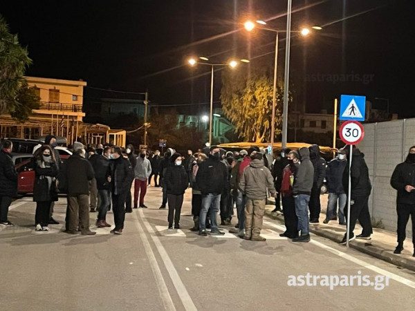 Χίος – Κάτοικοι έδιωξαν πλοίο με μηχανήματα που προορίζονταν για την κατασκευή νέας κλειστής δομής προσφύγων