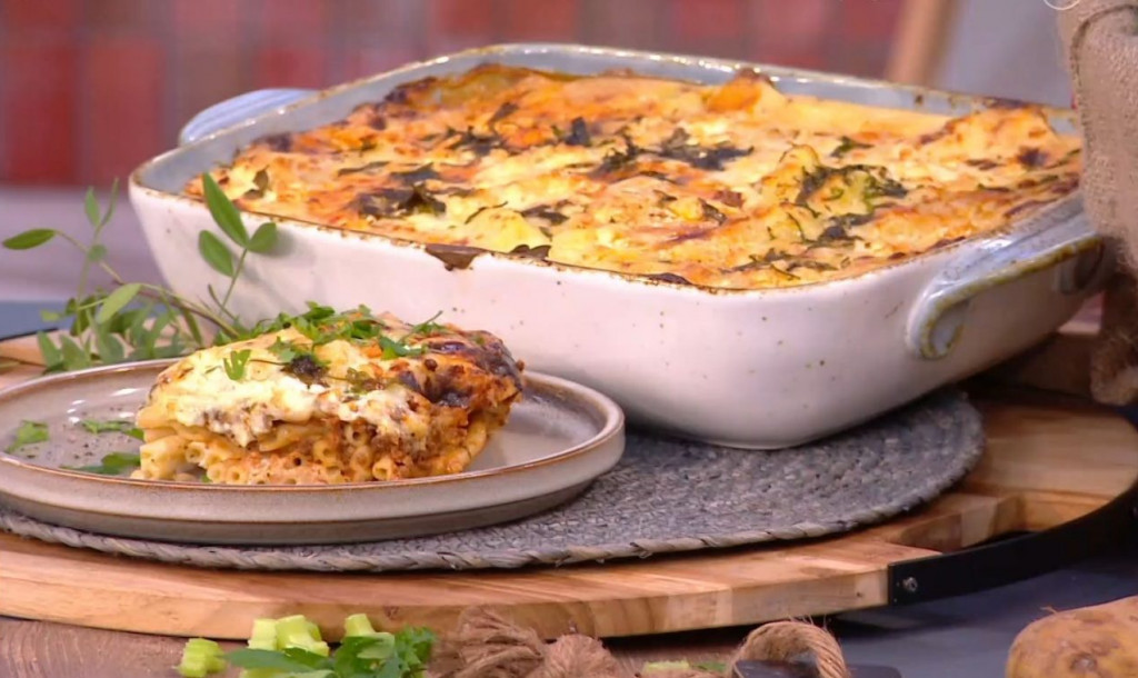 Ο Τίμος Ζαχαράτος ετοιμάζει παστίτσιο με μπεσαμέλ από πατάτα