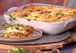 Ο Τίμος Ζαχαράτος ετοιμάζει παστίτσιο με μπεσαμέλ από πατάτα