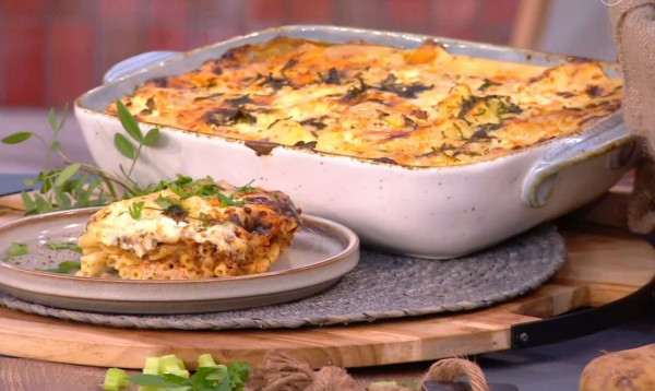 Ο Τίμος Ζαχαράτος ετοιμάζει παστίτσιο με μπεσαμέλ από πατάτα
