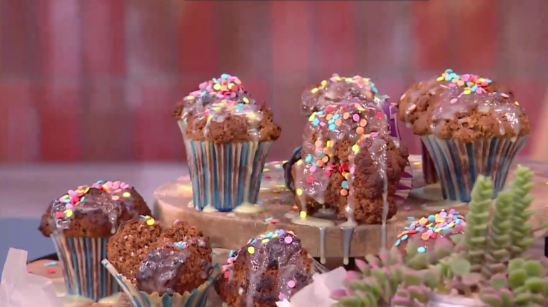 Ο Τίμος Ζαχαράτος φτιάχνει τα πιο ζουμερά muffins με σοκολάτα