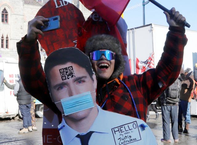 Καναδάς: Xιλιάδες διαδηλωτές κατά του υποχρεωτικού εμβολιασμού - Φυγαδεύτηκε η οικογένεια Τριντό