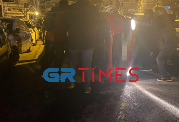 Θεσσαλονίκη: ΙΧ ανατράπηκε στο κέντρο της πόλης – Το… ίσιωσαν περαστικοί και συνέχισε την πορεία του