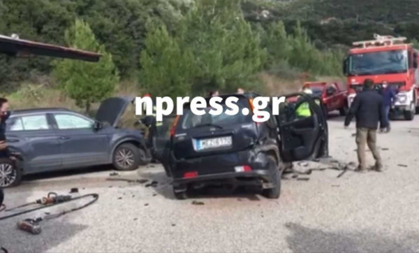 Ναύπακτος – Σφοδρή σύγκρουση δύο αυτοκινήτων – Σοβαρά τραυματίας ένας ηλικιωμένος