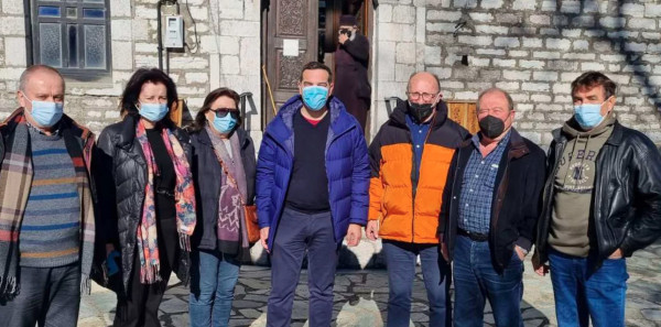 Απαντήσεις ζητάει η ΝΔ αν στην παρέα του Αλ. Τσίπρα στα Τρίκαλα ήταν υπόδικη αστυνομικός για πλαστά διαβατήρια