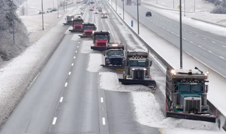 Κακοκαιρία «Ελπίδα»: Δείτε πως κάνουν τον εκχιονισμό των Εθνικών οδών στις ΗΠΑ