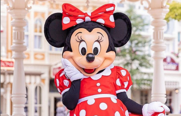 Minnie Mouse – Πετάει το πουά φόρεμα της για ένα κοστούμι Stella McCartney