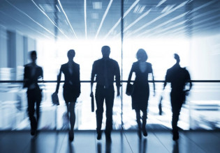 Γκάγκα – Οι διευκρινίσεις για τα τεστ στους εμβολιασμένους εργαζόμενους που νόσησαν