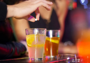 Βιασμός στη Θεσσαλονίκη: «Σύστημα» το είχε ο διοργανωτής των πάρτι – «Συνέβη και σε μένα», κατήγγειλε 30χρονη