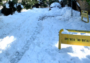 Κακοκαιρία Ελπίδα – Ο Νορβηγός πρέσβης καθάρισε με φτυάρι τα χιόνια έξω από το σπίτι του