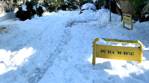 Κακοκαιρία Ελπίδα – Ο Νορβηγός πρέσβης καθάρισε με φτυάρι τα χιόνια έξω από το σπίτι του