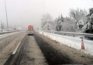 Κακοκαιρία: Χιονόπτωση στη Βοιωτία – Απαγόρευση κυκλοφορίας φορτηγών