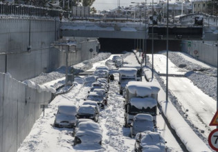 Κακοκαιρία «Ελπίδα»: 1800 οχήματα και 3500 άνθρωποι έχουν απεγκλωβιστεί από την Αττική Οδό