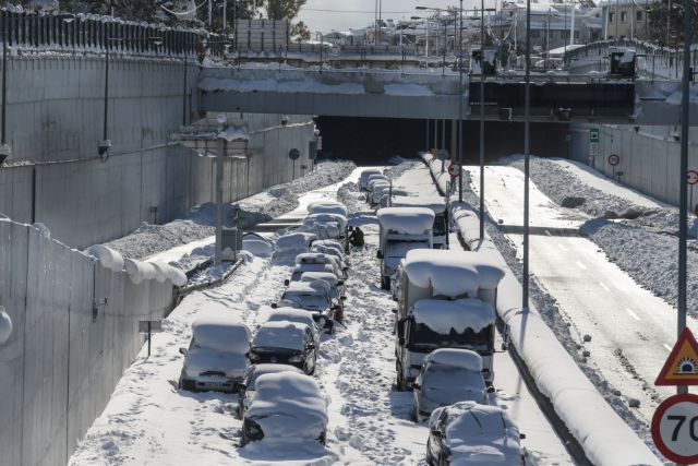 Κακοκαιρία «Ελπίδα»: 1800 οχήματα και 3500 άνθρωποι έχουν απεγκλωβιστεί από την Αττική Οδό