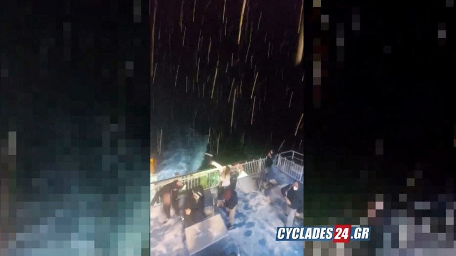 Κακοκαιρία «Ελπίδα»: Παίζουν... χιονοπόλεμο μέσα σε πλοίο ανοιχτά της Άνδρου