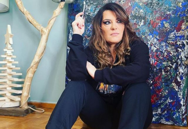 Κατερίνα Ζαρίφη: Δεν κυνηγάω αρσενικό αλλά πίτα γύρο