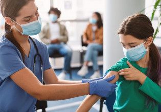 Κοροναϊός – Εμβολιάζει τα παιδιά της κρυφά από τον αρνητή πατέρα τους που την απειλεί να την σκοτώσει εάν το κάνει