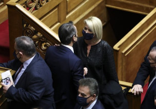 Βουλή: Το τετ α τετ του Κυριάκου Μητσοτάκη με την Κατερίνα Μονογυιού