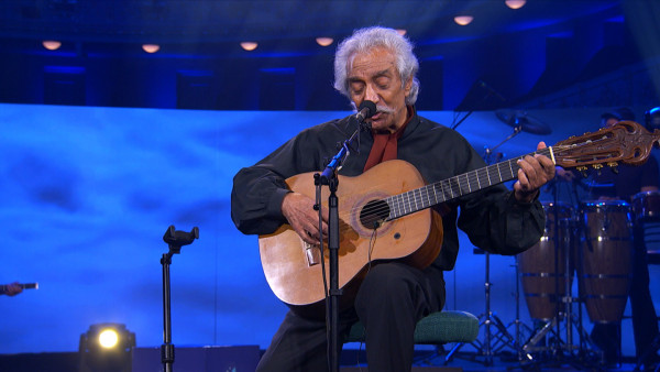 Σπίτι με το MEGA – Σπουδαία ερμηνεία από τον Κώστα Χατζή στο τραγούδι «Απ’ το αεροπλάνο»