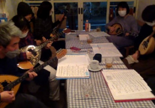 Νομπούκα Σουνοχάρα – Η Γιαπωνέζα που αποθεώνει το μπουζούκι και τον Τσιτσάνη