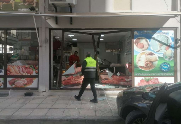 Αλεξανδρούπολη: Αυτοκίνητο έπεσε πάνω σε τζαμαρία καταστήματος
