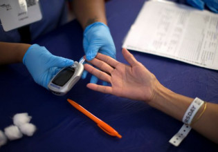 Διαβήτης – Πώς επιδρά ο κοροναϊός και τα εμβόλια – Τι λέει ο Μόσιαλος