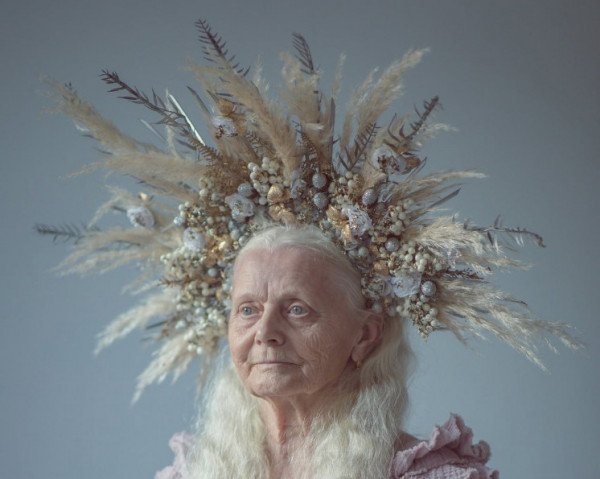 Δημιουργός μετέτρεψε την ηλικιωμένη μητέρα της σε μοντέλο και το αποτέλεσμα είναι φανταστικό