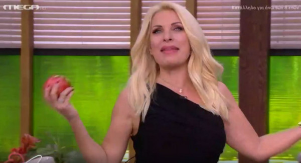 Ελένη Μενεγάκη – Οι ευχές για την νέα χρονιά και το απρόοπτο με το… ρόδι