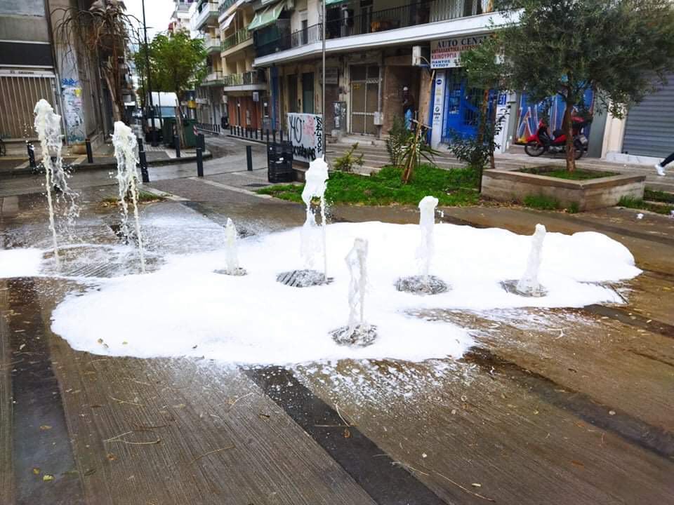 Θεσσαλονίκη – Αφρισε το συντριβάνι στην κεντρική πλατεία