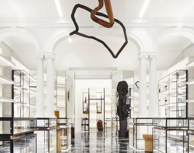 Celine – Ο Hedi Slimane επανεφεύρει τη γαλλική κομψότητα στην καρδιά της αγγλικής Μποντ Στριτ