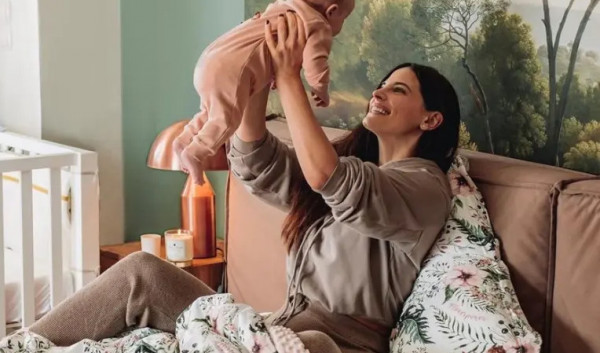 Χριστίνα Μπόμπα – Φωτογραφίζει τις δίδυμες να παίζουν στο σαλόνι