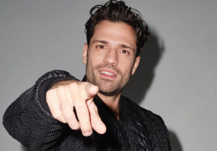 Κωνσταντίνος Αργυρός στο in.gr –  «Ένας νέος καλλιτέχνης οφείλει να πειραματιστεί, να δοκιμάσει και να δοκιμαστεί»