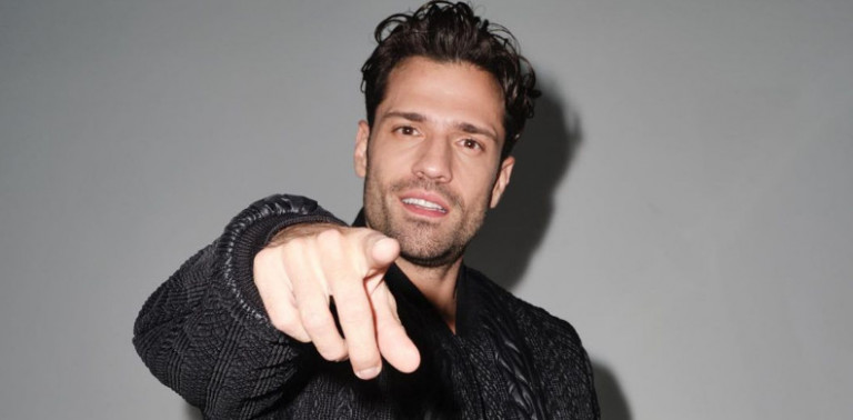 Κωνσταντίνος Αργυρός στο in.gr –  «Ένας νέος καλλιτέχνης οφείλει να πειραματιστεί, να δοκιμάσει και να δοκιμαστεί»