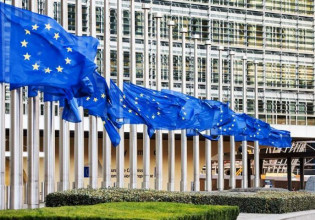 Politico: Η Κομισιόν θα διατηρήσει χαλαρούς τους κανόνες για το δημόσιο χρέος το 2023