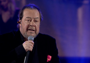 Γιάννης Πάριος: Ο πιο ερωτικός τραγουδιστής εξυμνεί την αγάπη στο Σπίτι με το MEGA