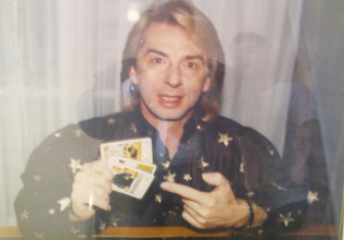 Χορταρέας: Έβγαλε τα ράσα και επιστρέφει στην τηλεόραση – Τι λέει για την εμπειρία του ως ιερέας