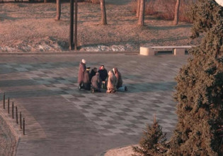 Ουκρανία: Οικογένεια στο Χάρκοβο προσεύχεται για τη ζωή της στη μέση του δρόμου